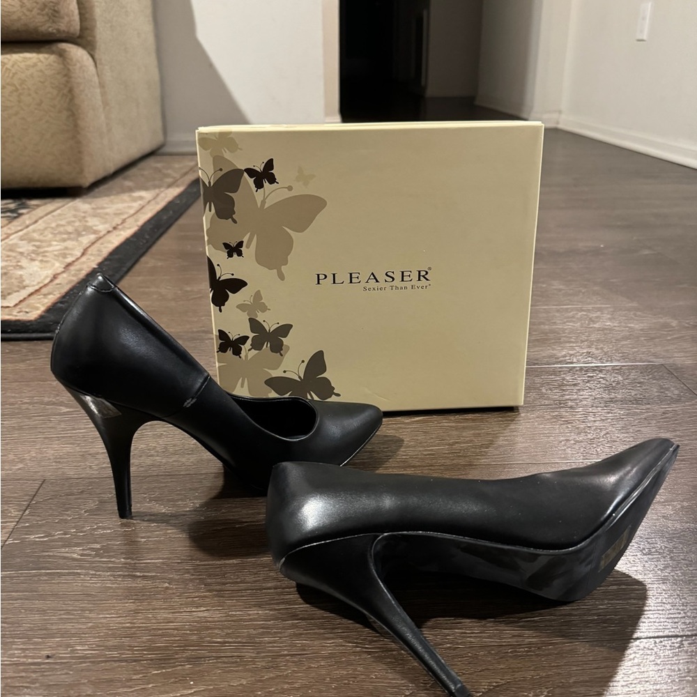 Black high heels 👠